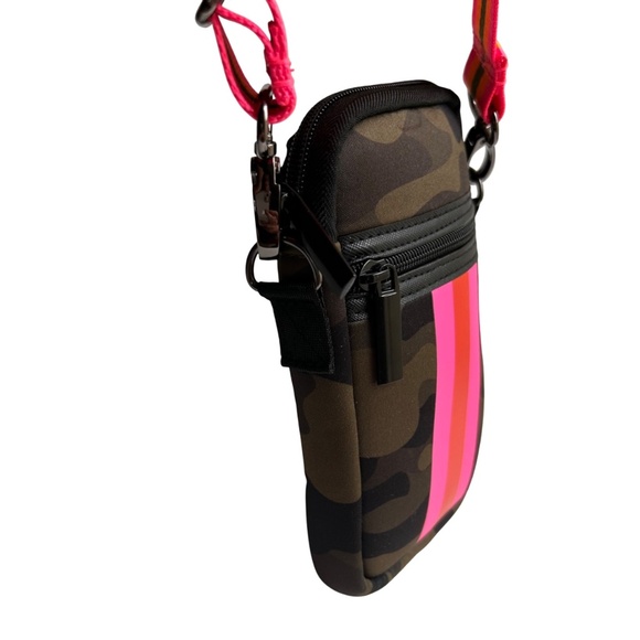 HAUTE SHORE Camo Neoprene Crossbody/ Shoulder bag - Picture 3 of 12